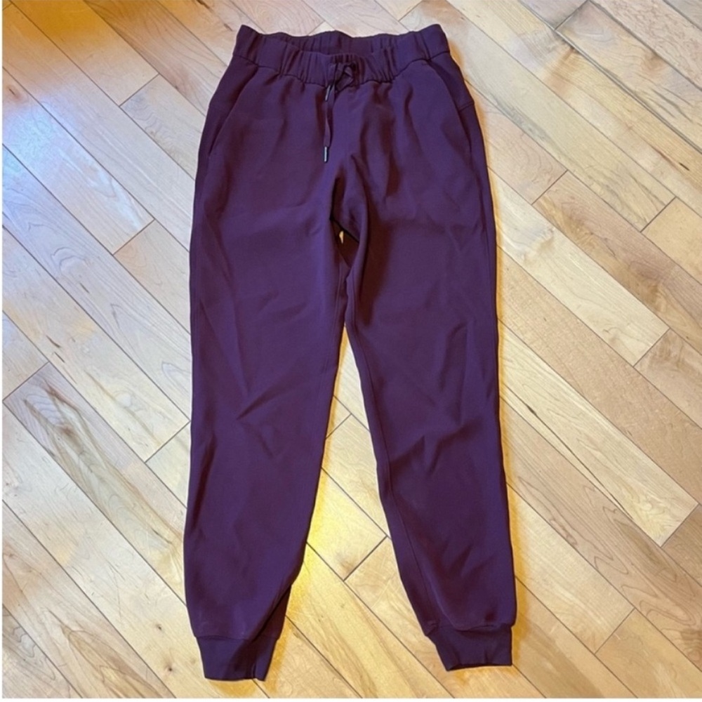 Lululemon On the Fly Jogger pants in a purple wine color size four (4)